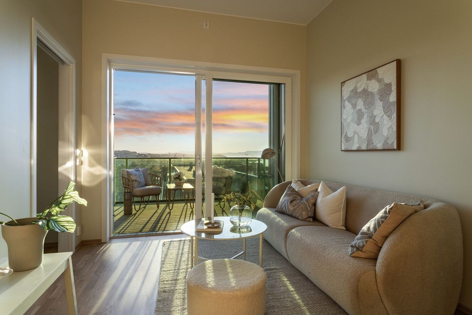 EiendomsMegler 1 har gleden av å presentere en lys og fin 2-roms selveierleilighet på Ranheim Vestre! Alle bildene i annonsen er av en tilsvarende leilighet i 3. etasje. Galleribilde