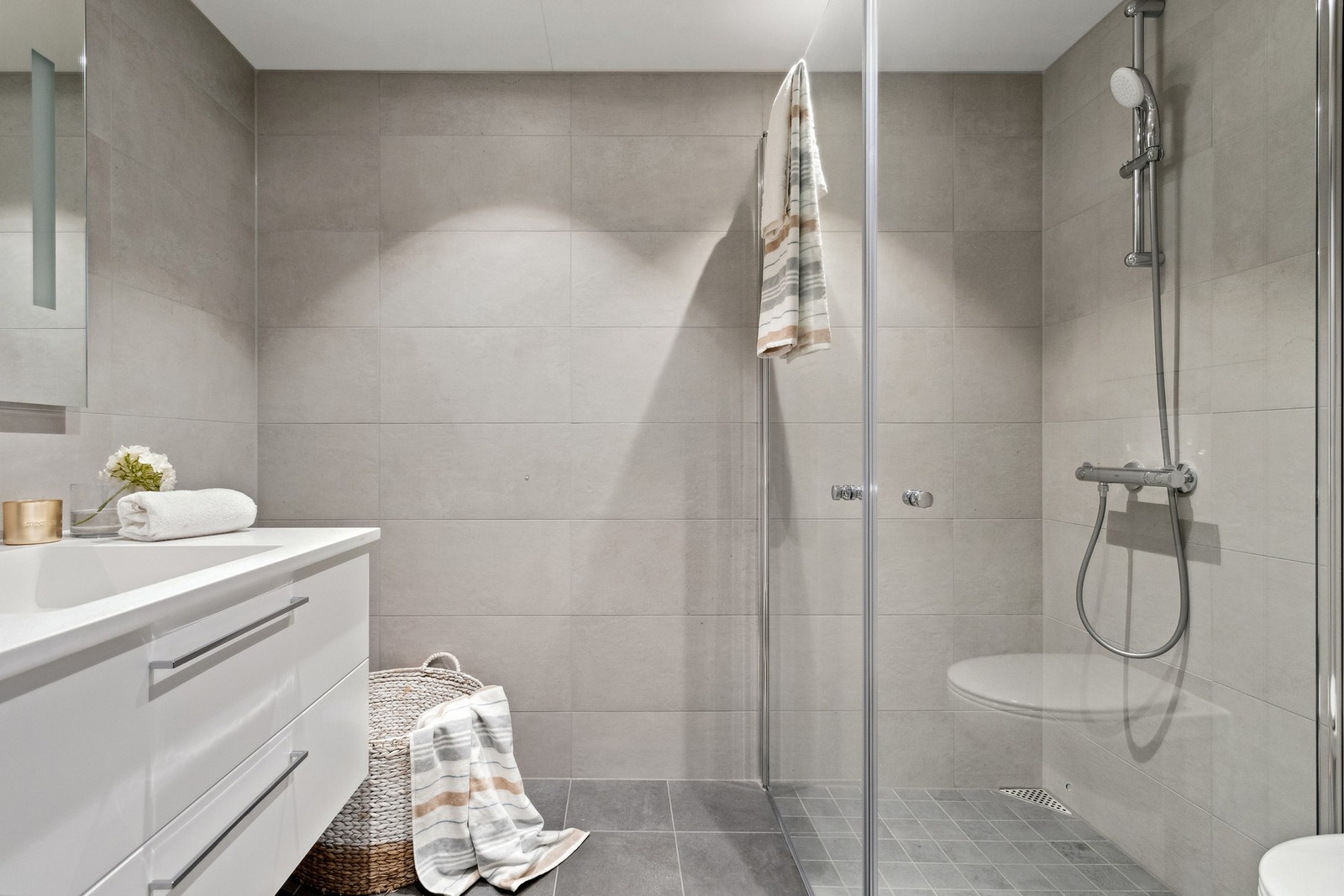 Delikat baderom, med flis på gulv og vegger. Galleribilde