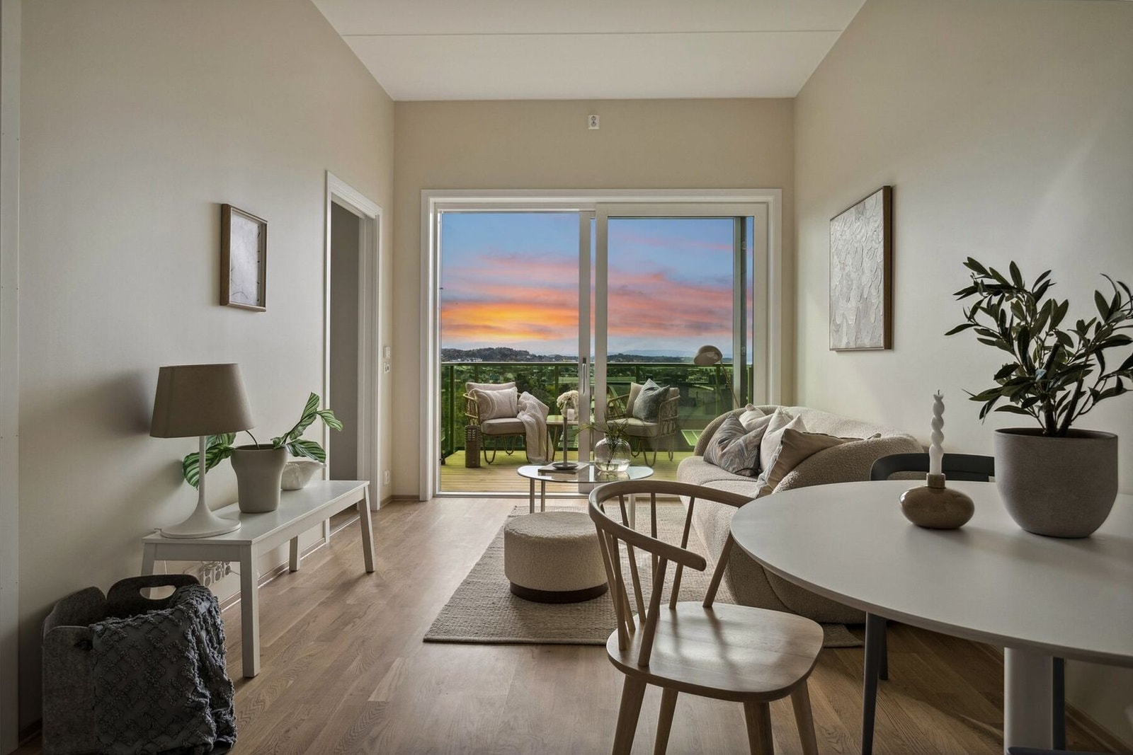 Lys og luftig leilighet med store vindusflater som sørger for mye naturlig lysinnslipp. Galleribilde