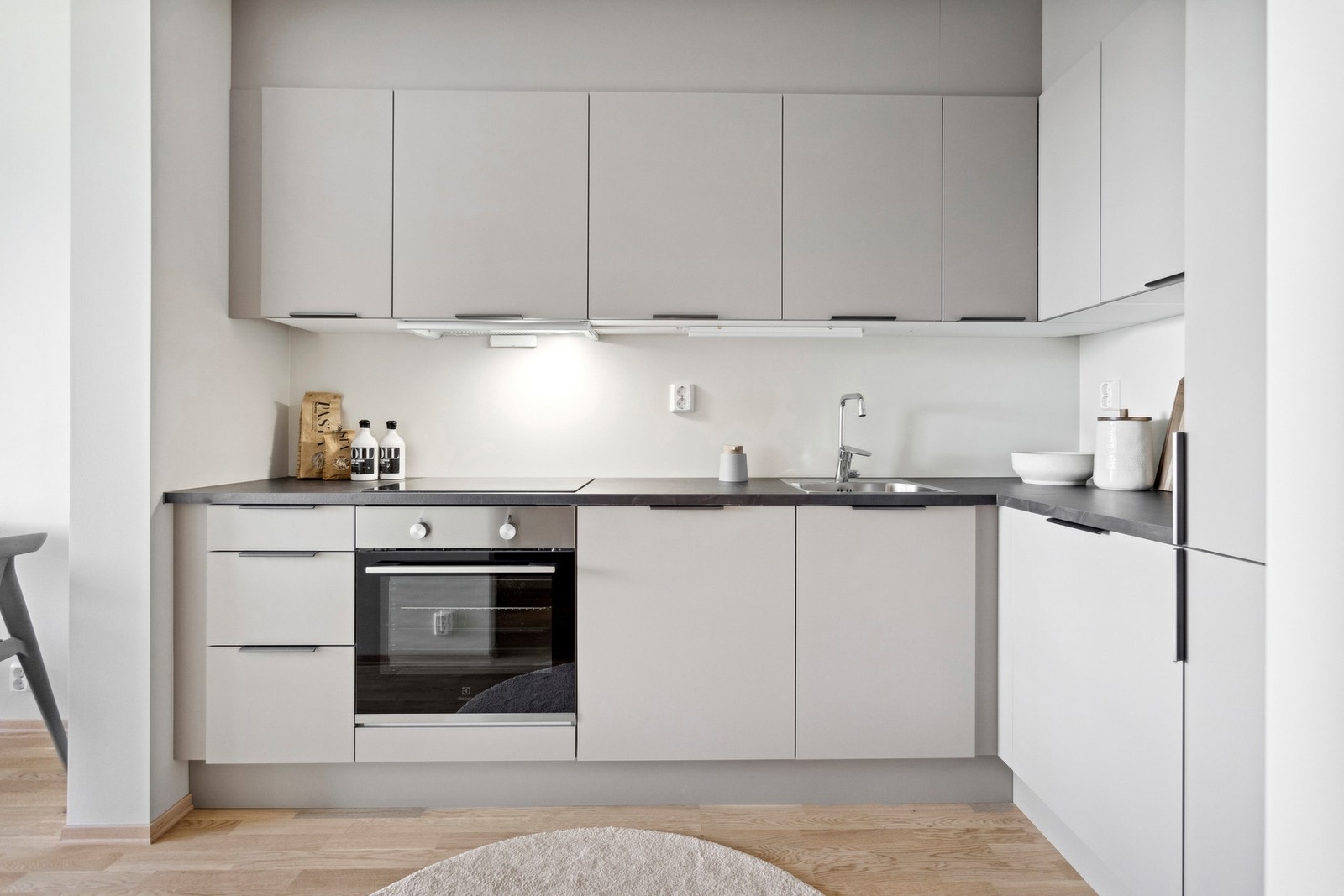 Nydelig kjøkken med integrerte hvitevarer, levert av kvalitetsleverandør. Galleribilde