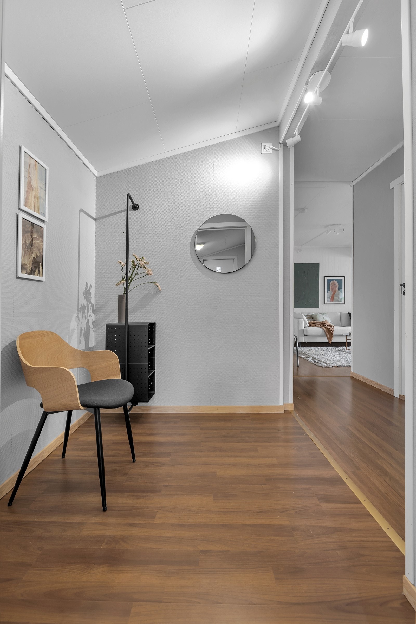 Entreen er lys og romslig og leder deg videre til bad, stue og soverom Galleribilde