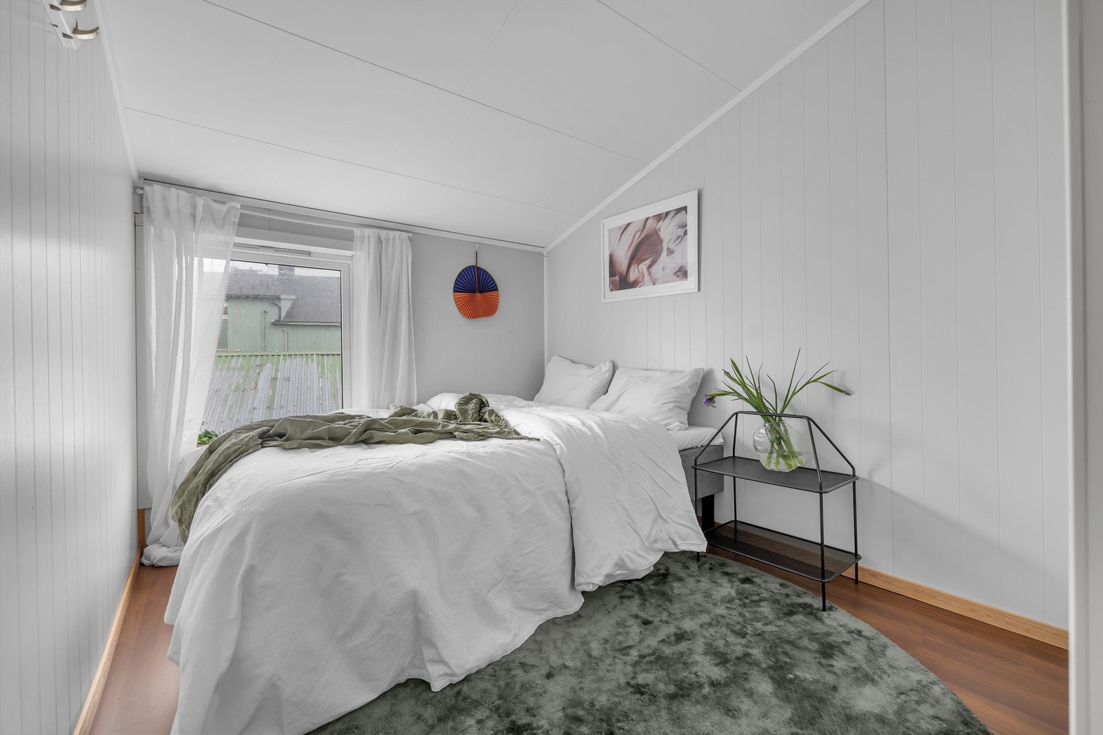 Soverommet er av fin størrelse og har vindu mot bakgården Galleribilde