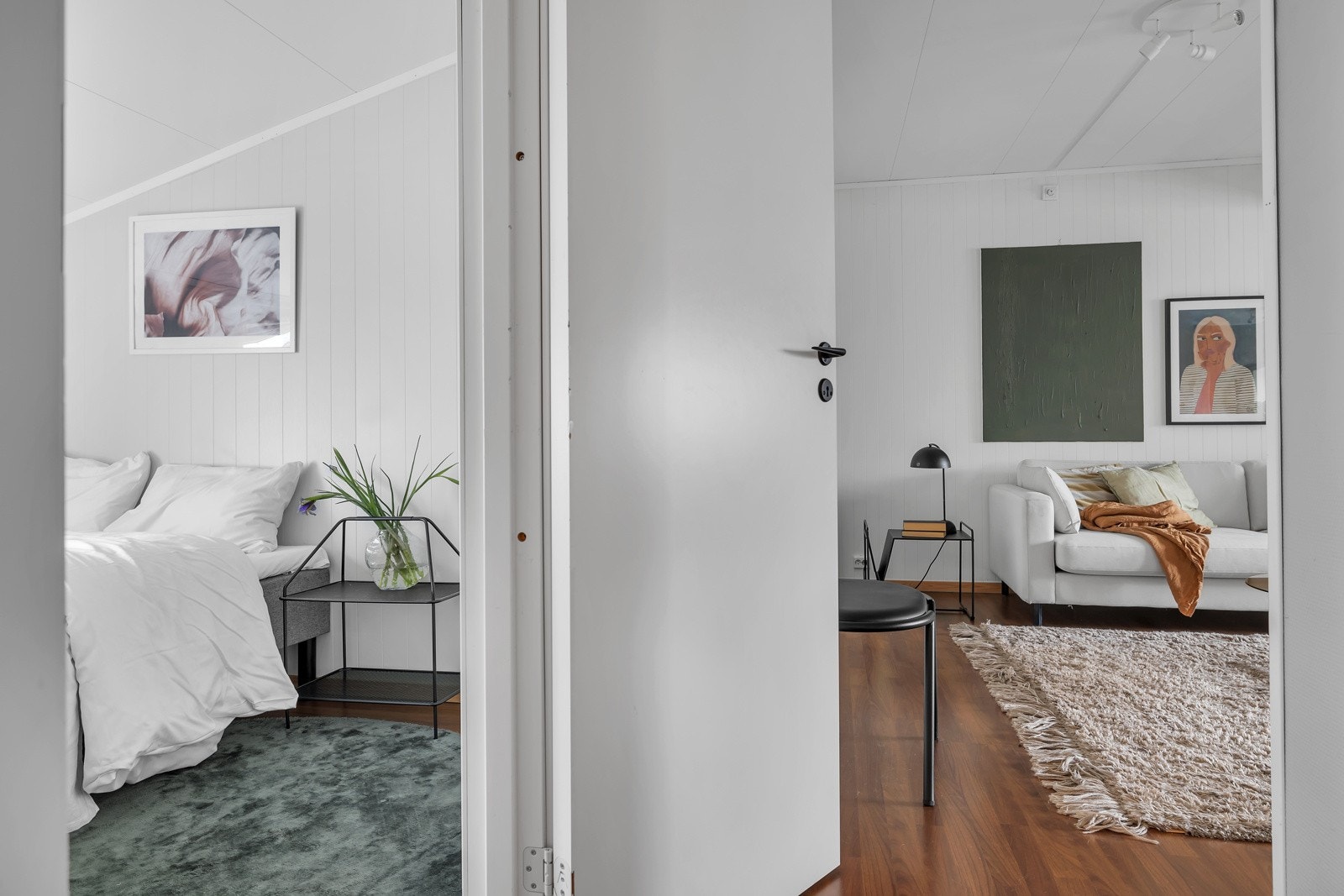 Vis-a-vis badet finner du boligens 1 soverom Galleribilde