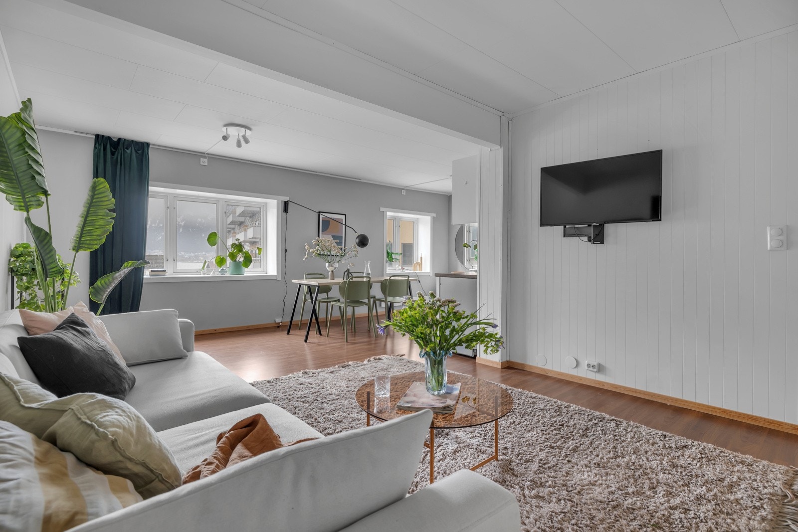 Luftig og fin stue med åpen løsning mot kjøkkenet Galleribilde