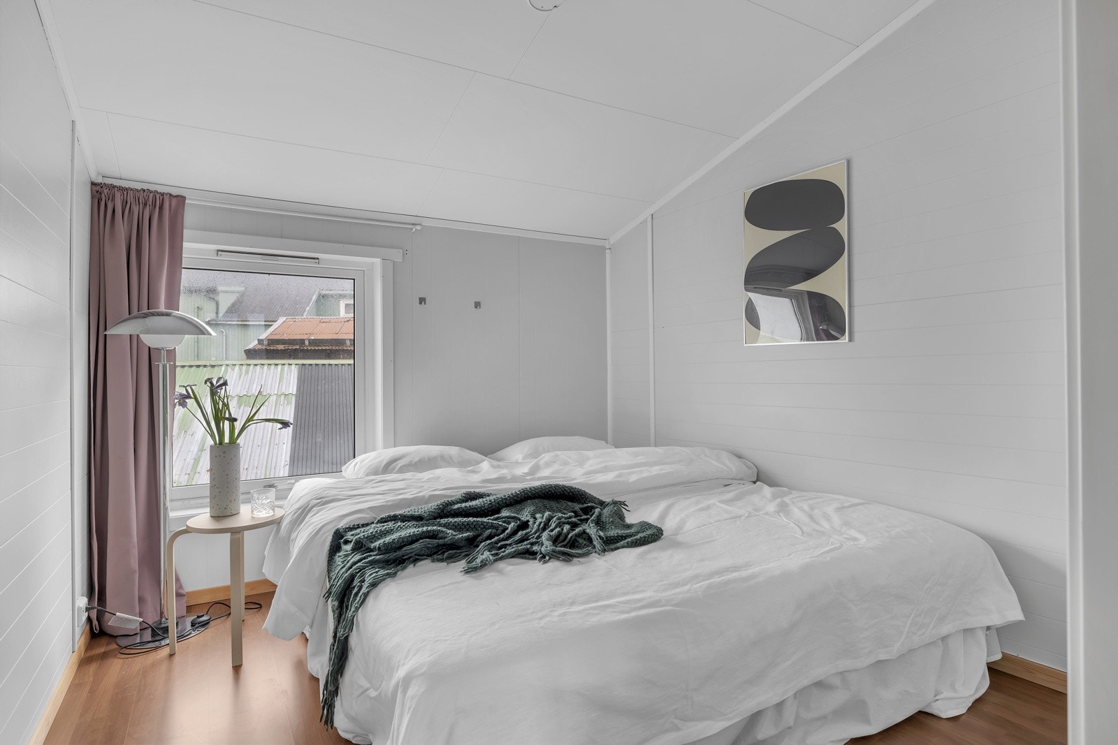 Koselig soverom med vindu mot bakgård Galleribilde