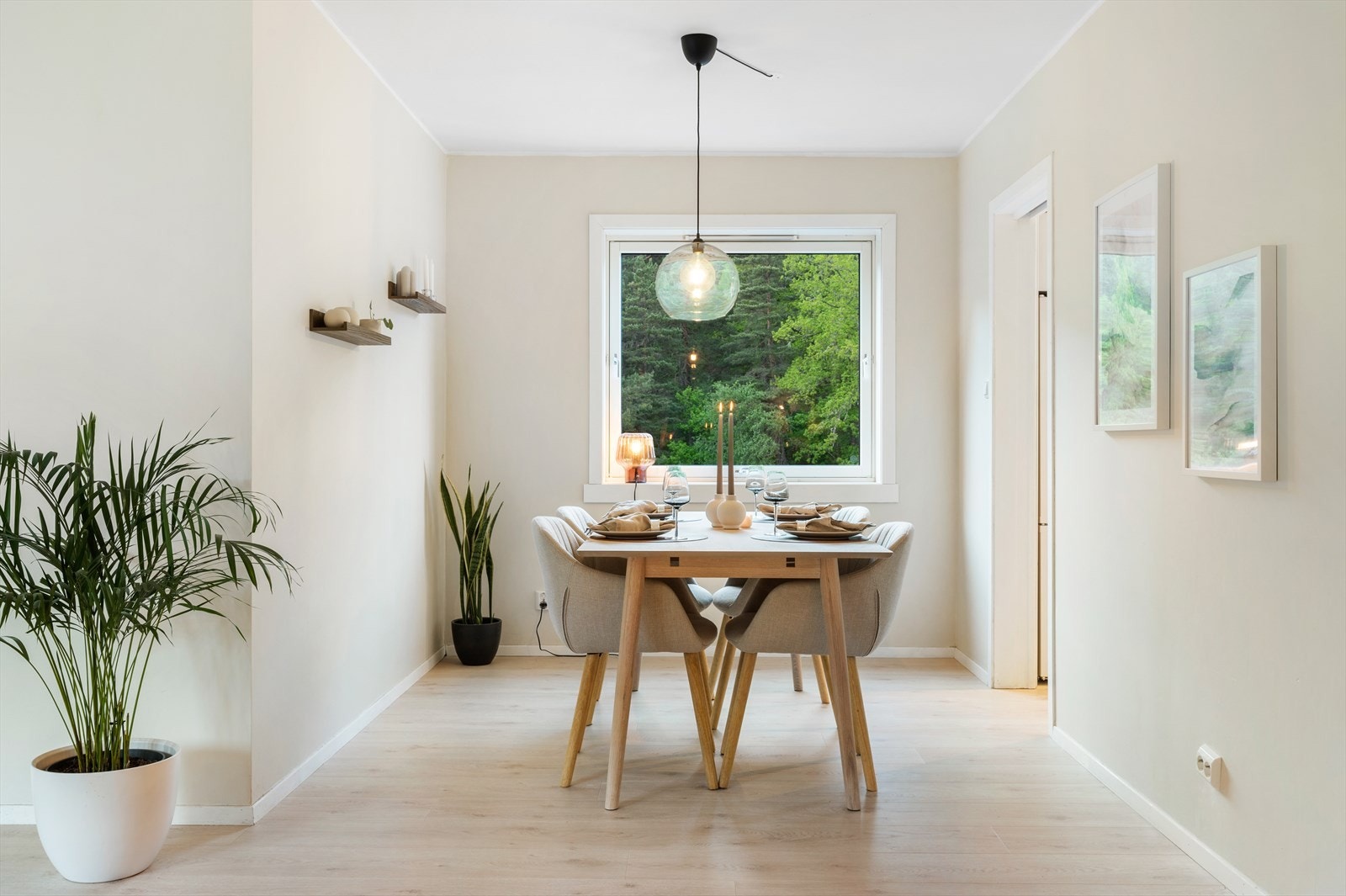 Hvis ønskelig er det mulig å få opp en lettvegg ved innhuket der spisebordet står i dag for å få et ekstra soverom. Galleribilde