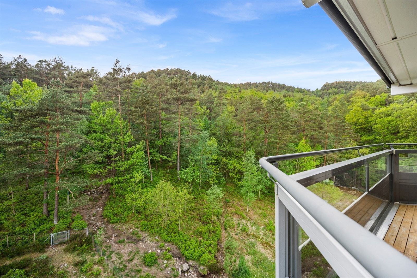 Det er også gode solforhold med ettermiddagssol på balkongen midtsommers. Galleribilde