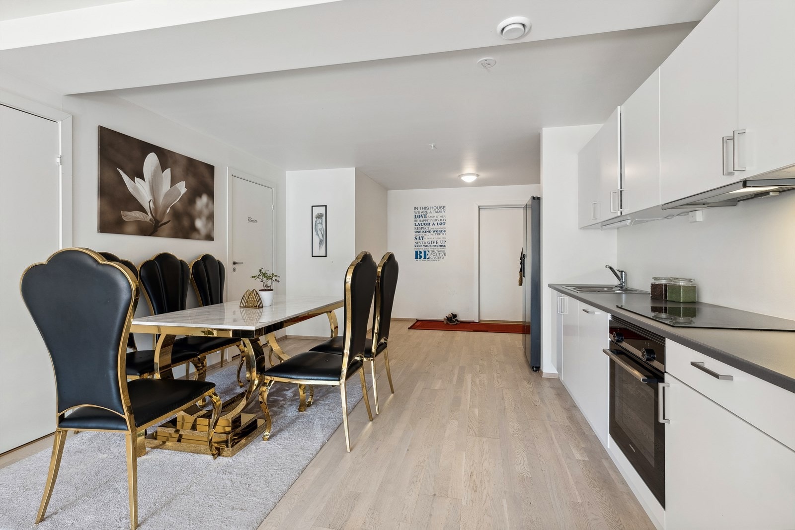 Overflatene er hvitmalte og gulvet er belagt med laminat. Galleribilde