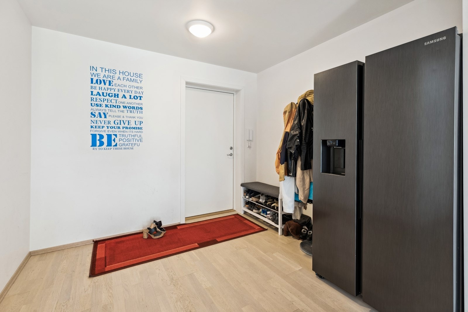 Lys og åpen entré med plass til skoskap, oppheng og garderobeløsninger. Galleribilde