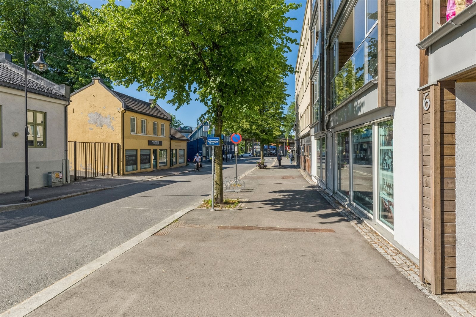 Bussholdeplassen er rett ved. Galleribilde