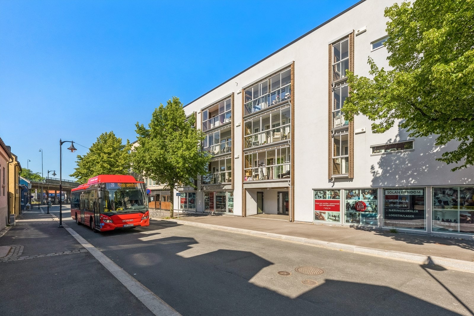 Bussholdeplassen er rett ved. Galleribilde