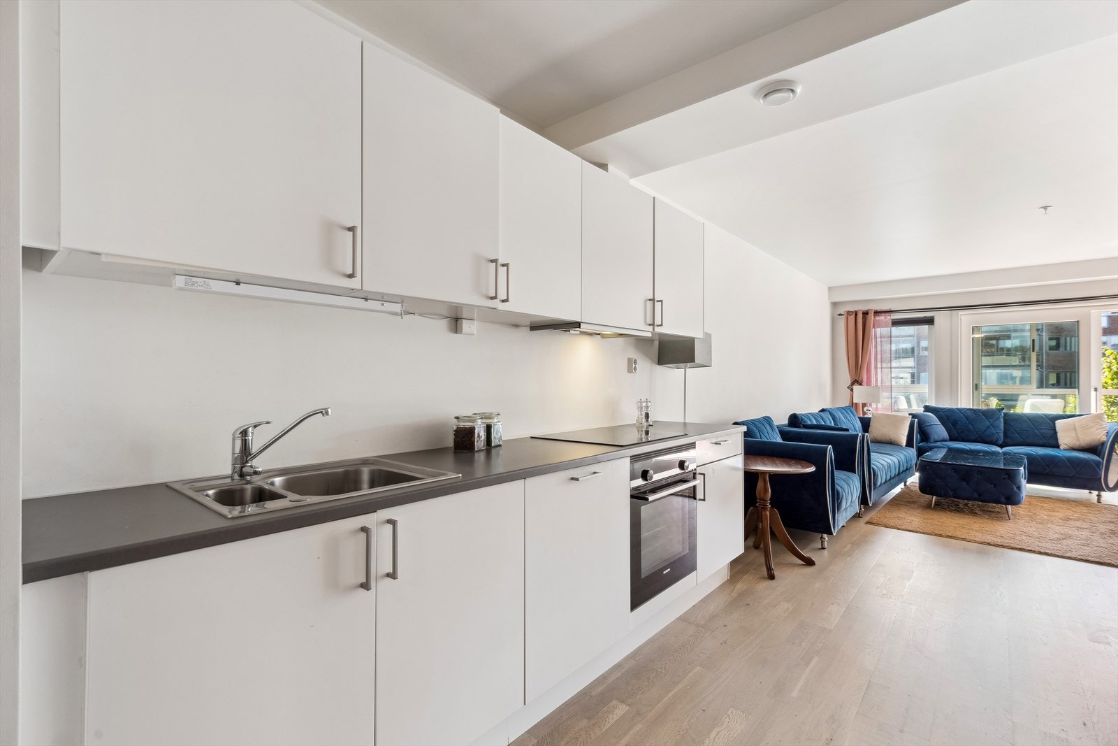 I innredningen er det integrert stekeovn, platetopp og oppvaskmaskin. Det er plass til frittstående kjøleskap mot entréen. Komfyrvakt og vannstopper er montert. Galleribilde