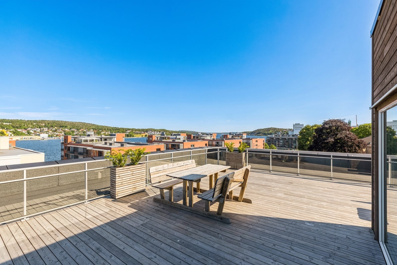 Her er det flott sjøutsikt fra takterrassen. Galleribilde