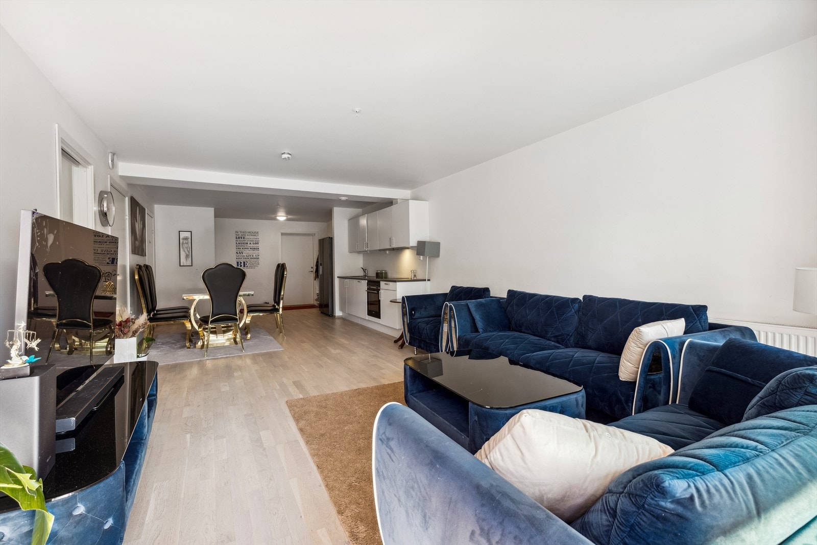 I stuen er det plass til både sofagruppe og spisebord. Galleribilde