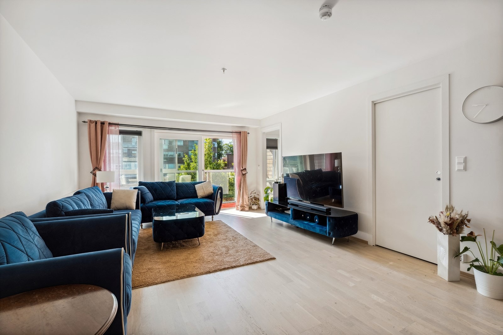 De store vinduene gir stuen en lys og luftig atmosfære. Galleribilde