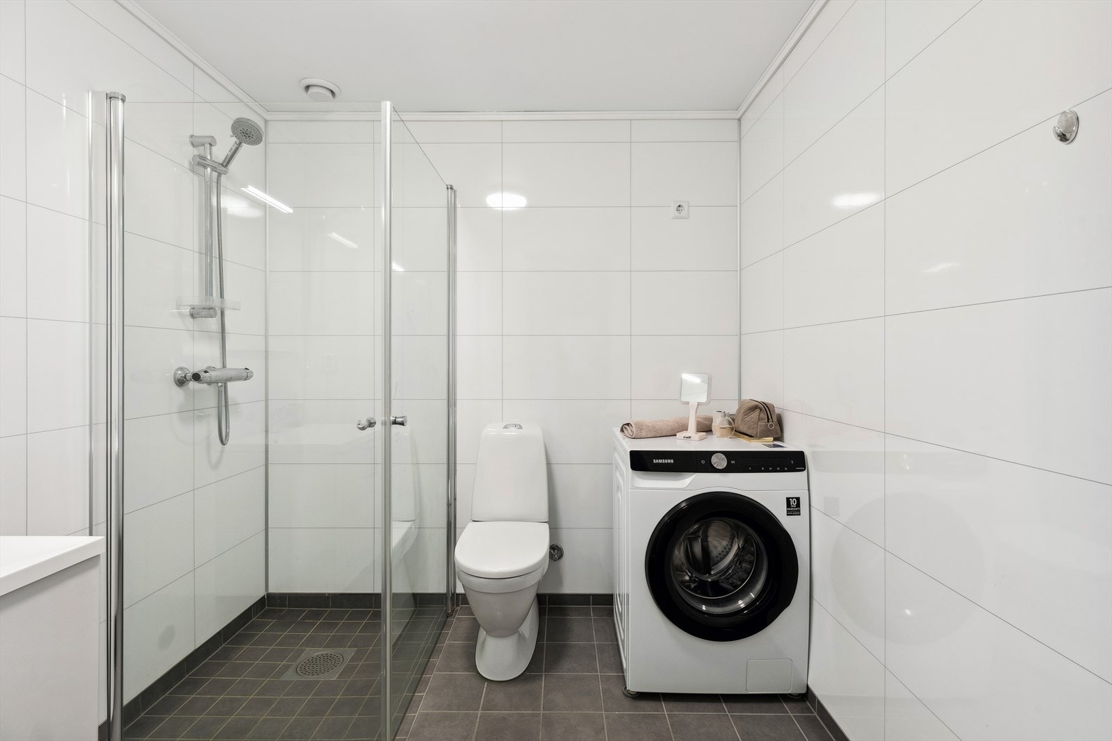 Vannbåren gulvvarme gir lun varme til rommet. Galleribilde