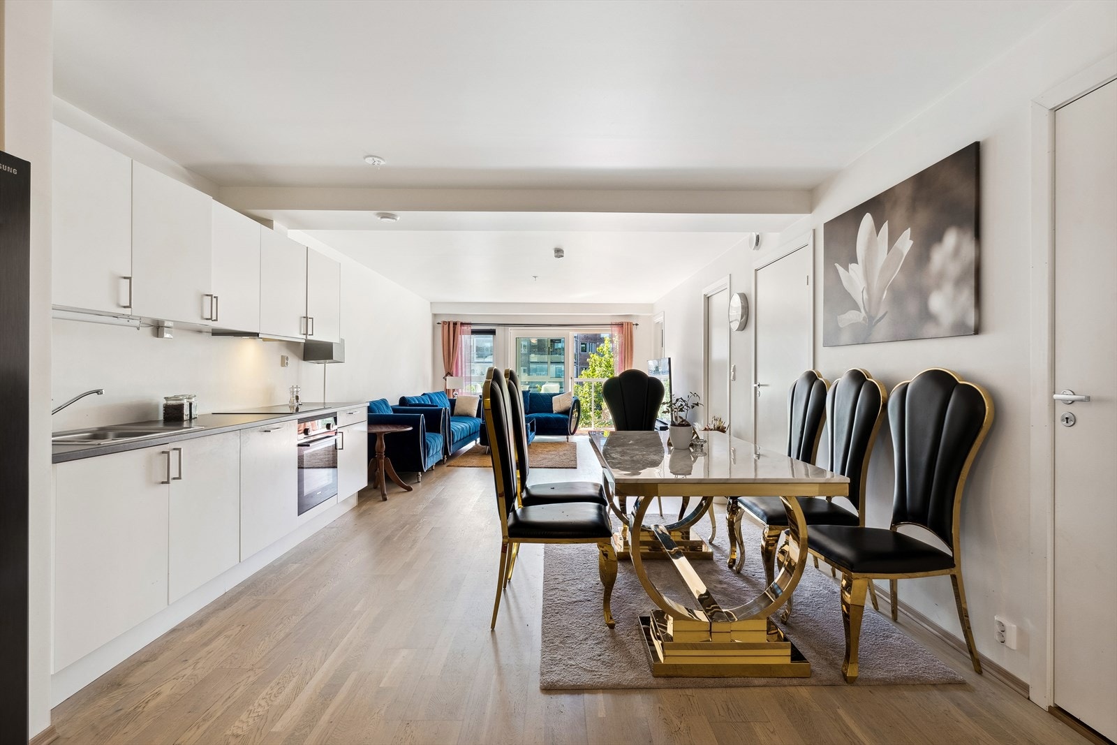 Hyggelig spisegruppe hvor du kan nyte et godt måltid. Galleribilde