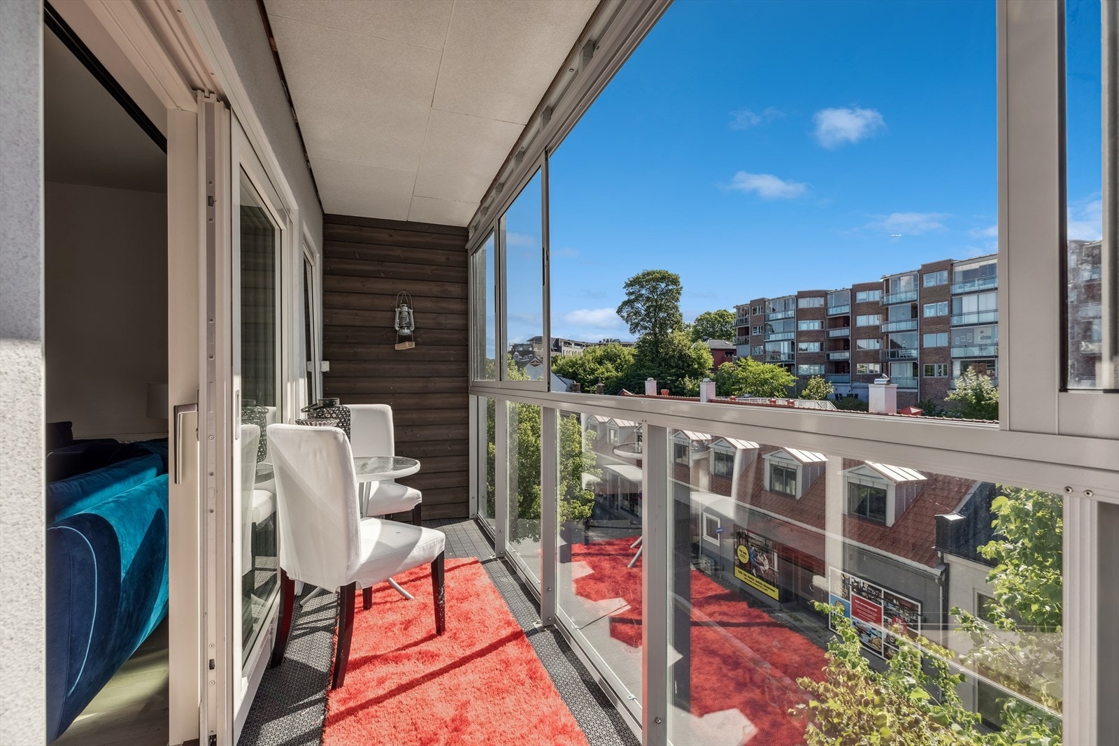 Fra stuen er det utgang til innglasset balkong. Galleribilde