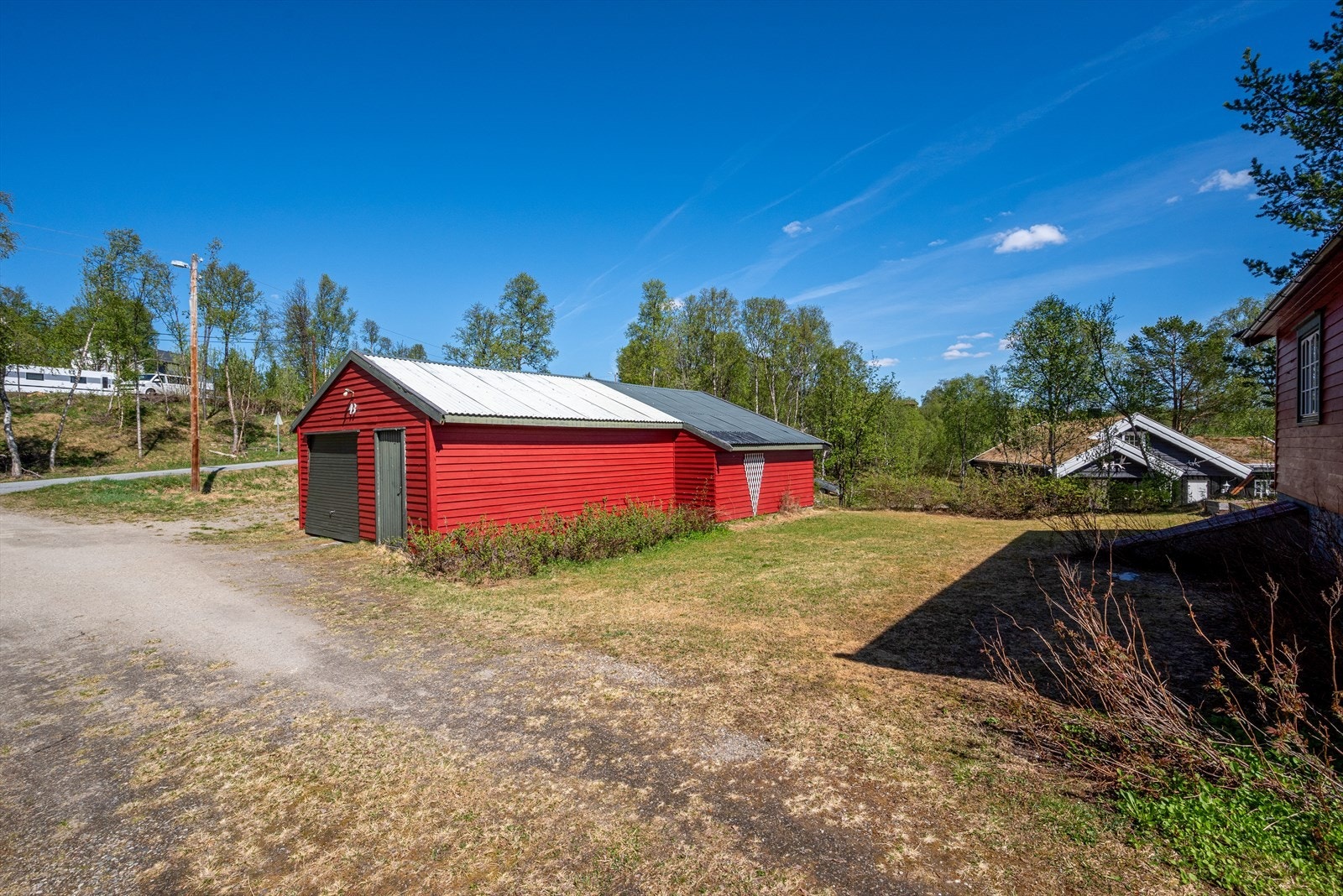 Garasje med vedbod og verkstedrom/lager Galleribilde