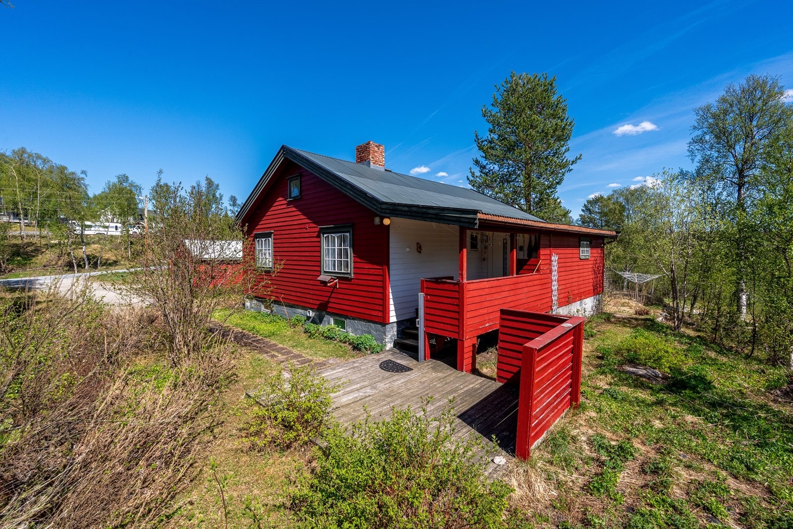 Inngangsparti med takoverbygg og terrasse Galleribilde