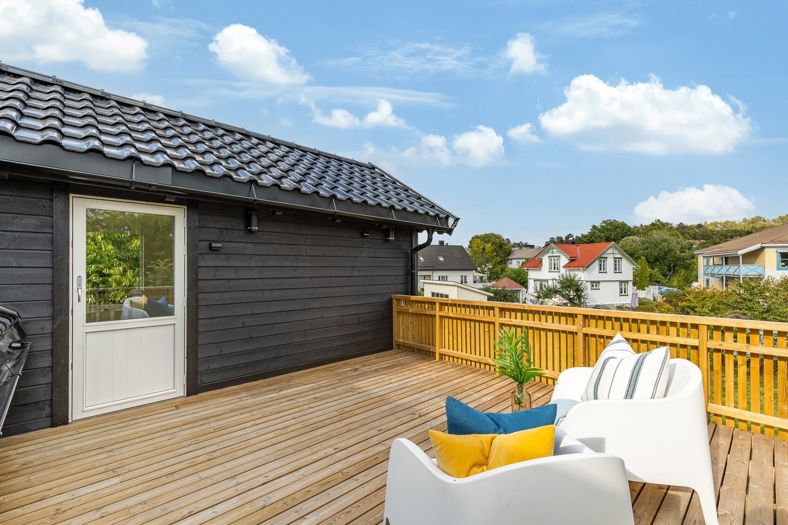 Det er ca 17 m2 impregnert takterrasse over boligdel fra 2022 Galleribilde
