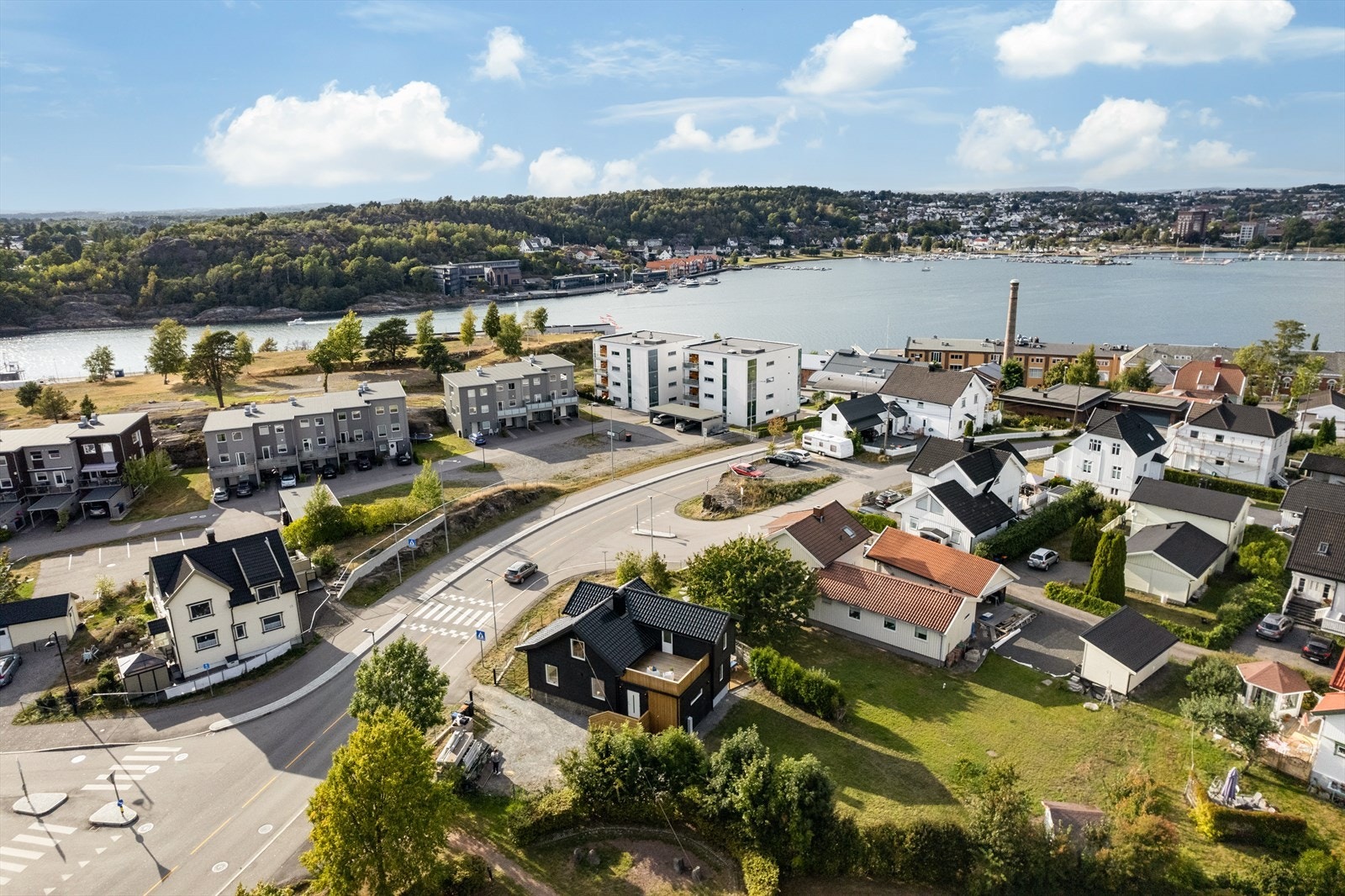Bygningsmassen er plassert på en flat og lettstelt tomt i særdeles solrike omgivelser. Galleribilde
