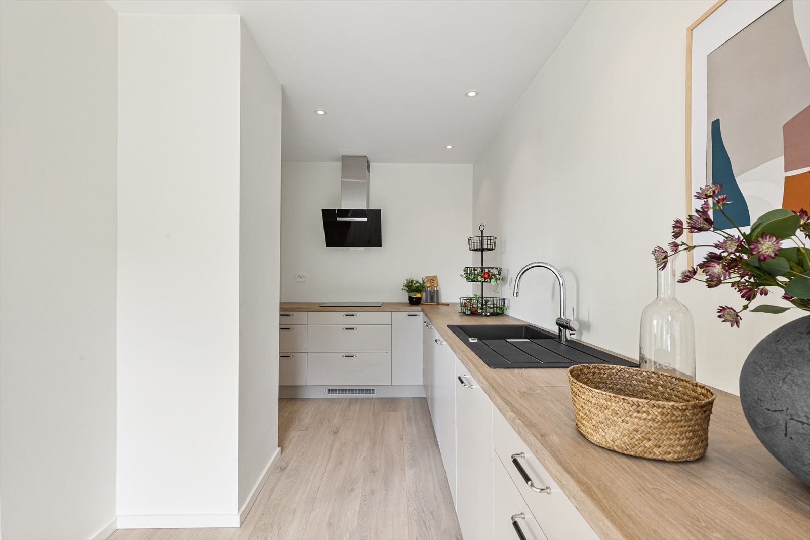 Slette fronter og laminert benkeplate med nedfelt kum. Galleribilde