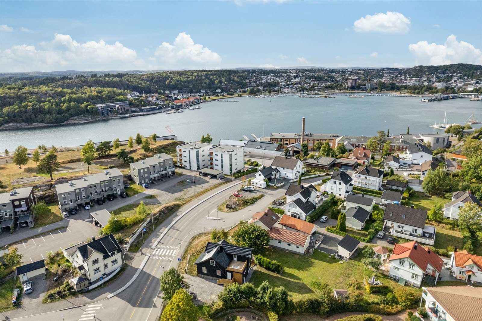 Flott tomt med sjøutsikt og kort vei til strender og båtliv. Galleribilde