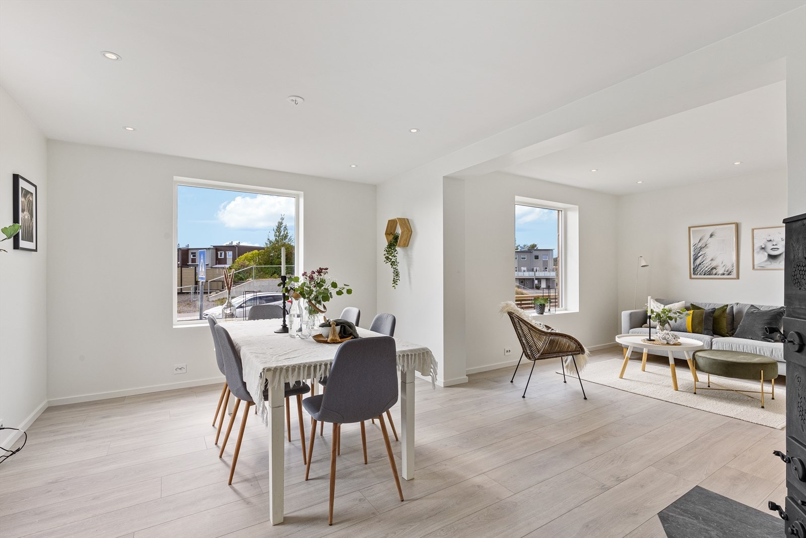 Den mest naturlige plasseringen av hjemmets spisestue ligger nærmest den åpne løsningen mot kjøkkenet hvor det er plass til spisebord hvor man kan samle familie og venner til hyggelig samvær med god plass til langbord. Galleribilde