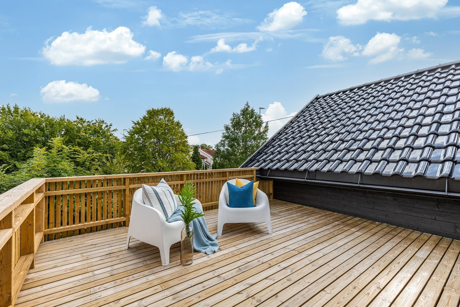 Her kan du sitte å nyte solen i skjermet omgivelser. Galleribilde