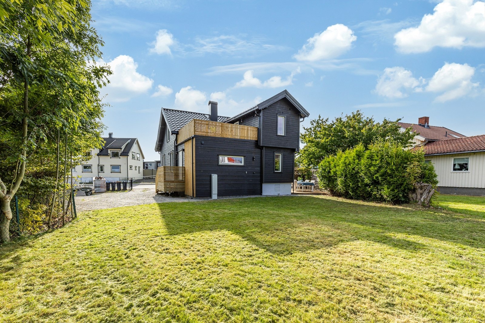 Tomteopparbeidelsen gir åpne og store tumleplasser i hagen som innbyr til lek og moro for barn. Galleribilde