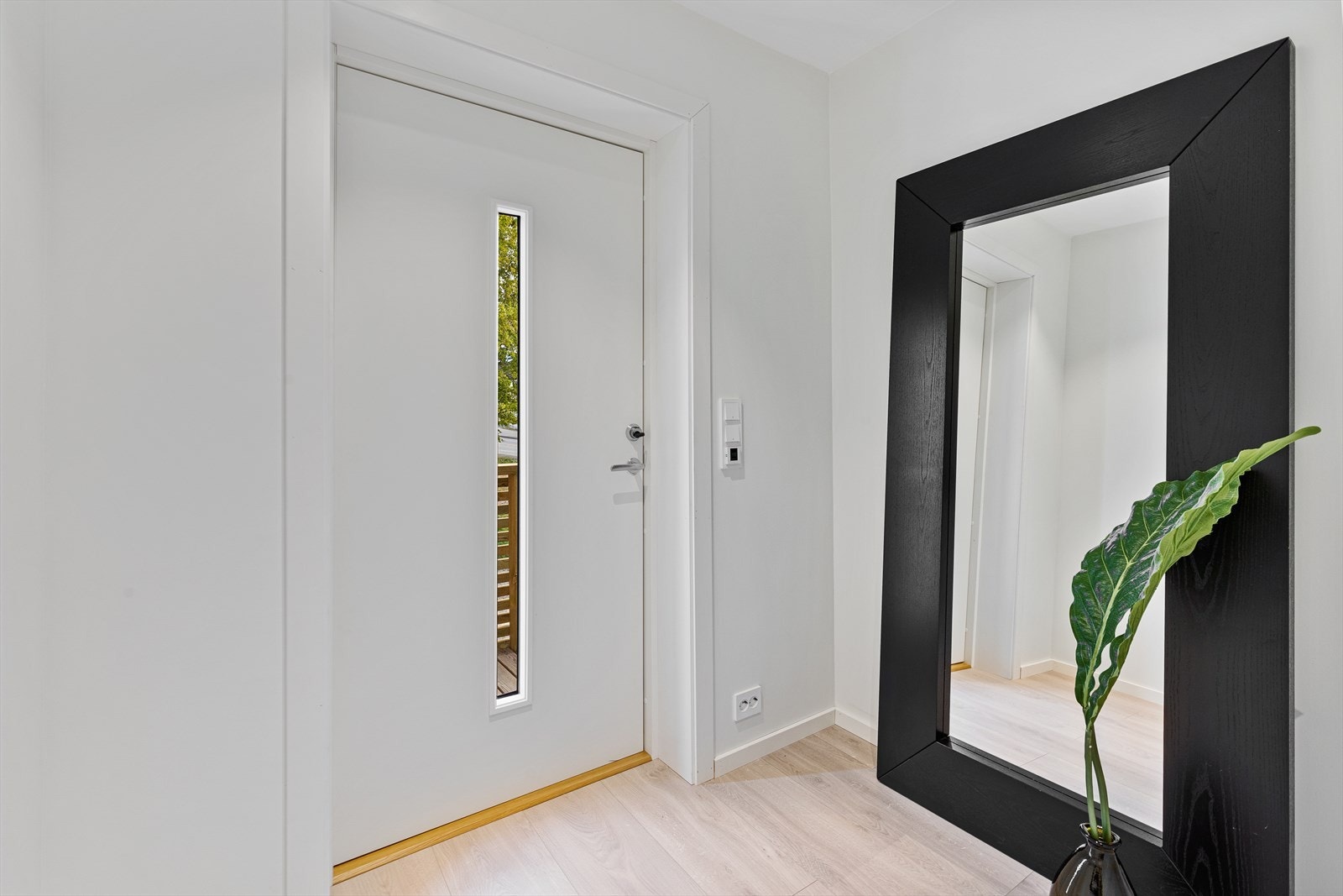 Første møte med boligen er en lys og lekker entrè. Galleribilde