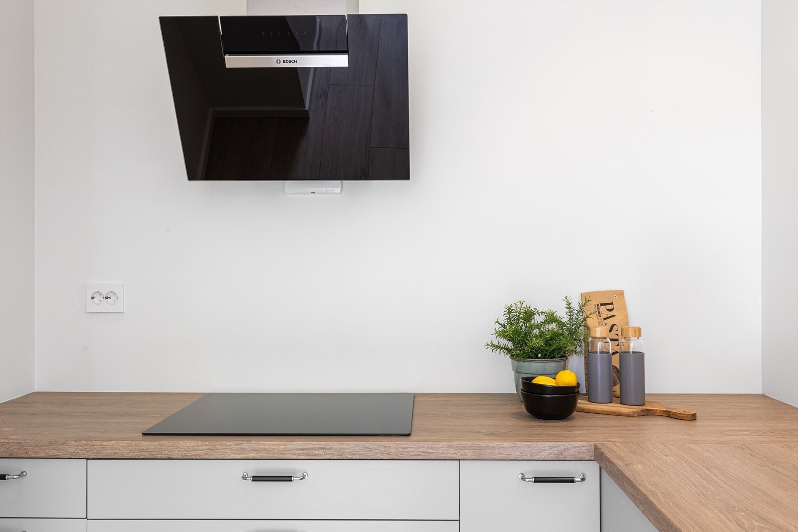 Integrert steketopp, komfyr, micro, kjøl/fryseskap og oppvaskmaskin. Galleribilde