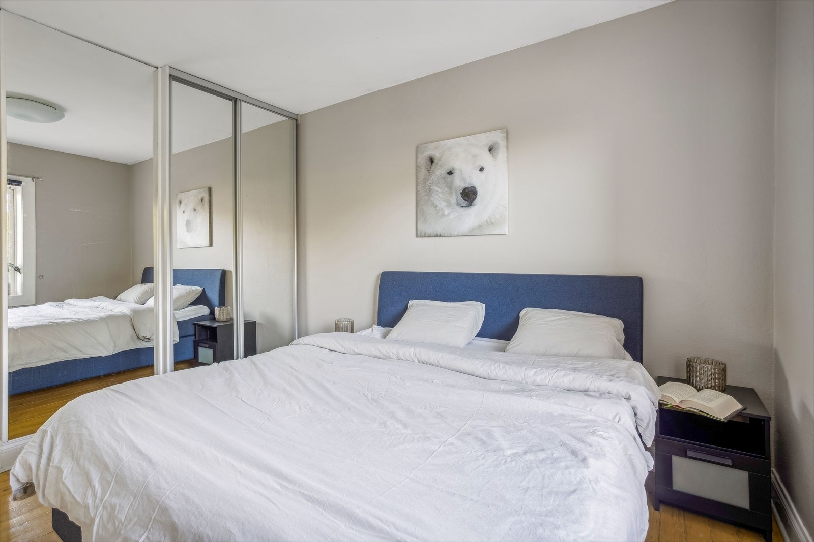 Hovedsoverommet har stor skyvedørsgarderobe og god plass til dobbeltseng. Galleribilde
