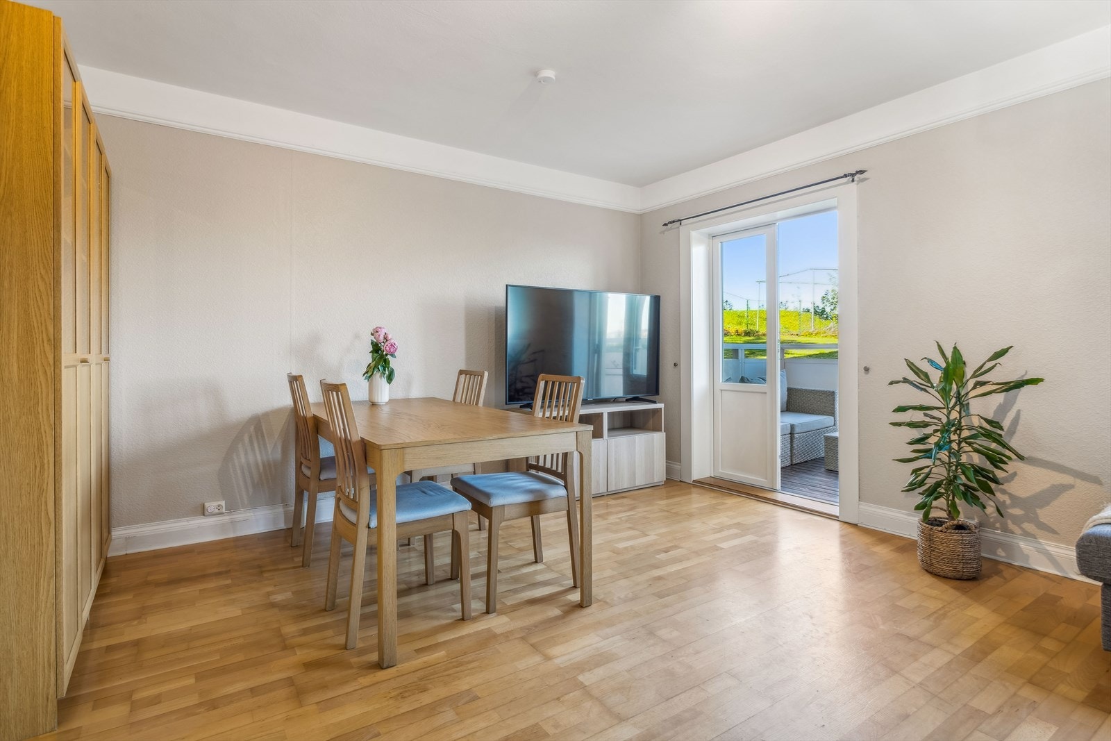Lys og romslig stue/spisestue. Rommet har flere innredningsmuligheter og god plass til både sofa og spisegruppe. Galleribilde