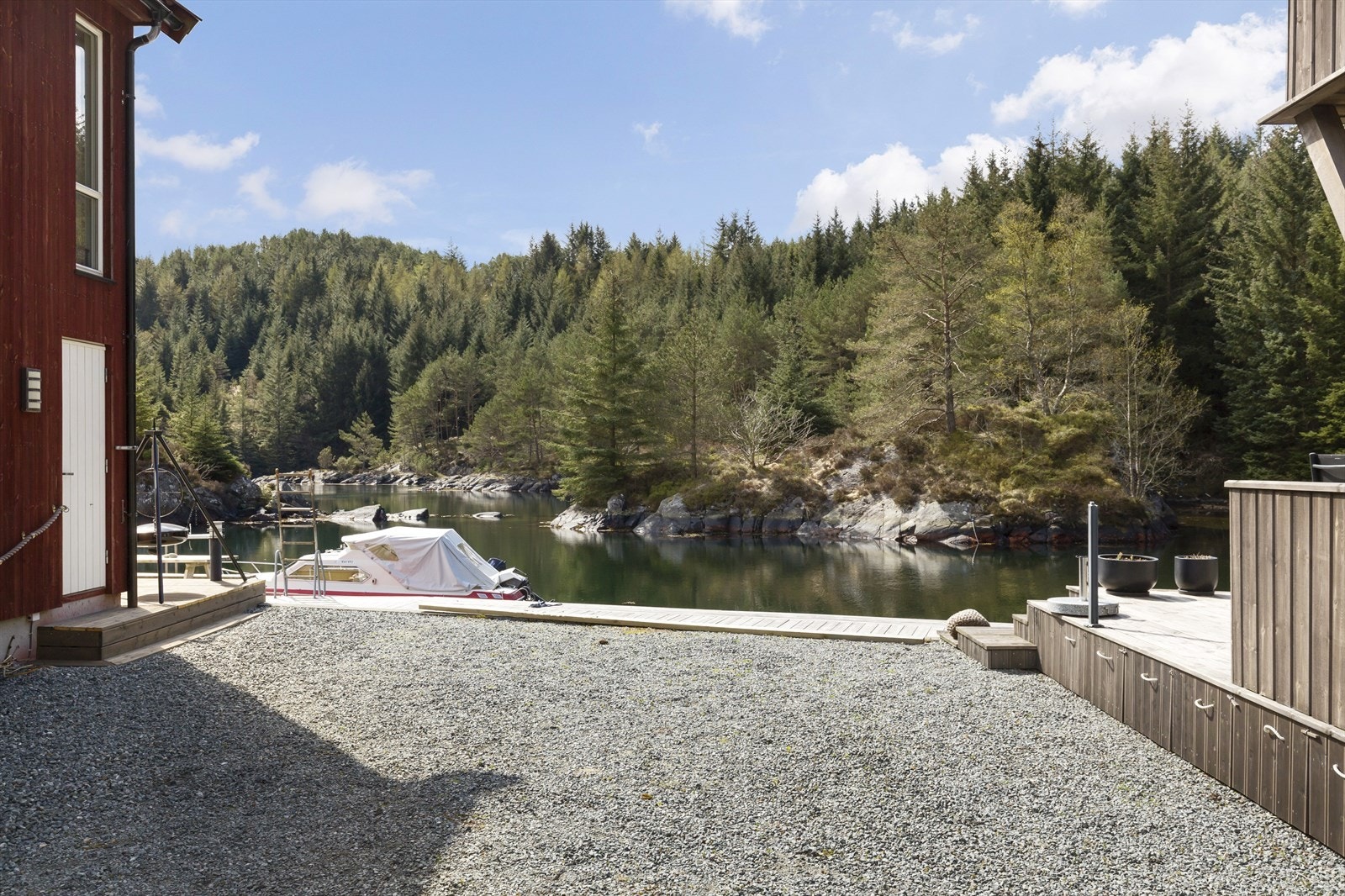 Tomten har opparbeidet kai i front. Galleribilde