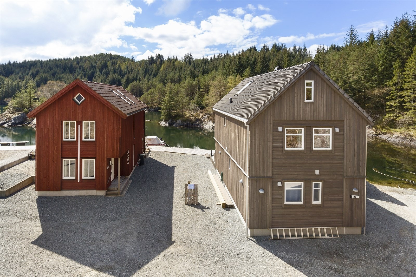 Tomten ligger i midten av rorbuene. Galleribilde