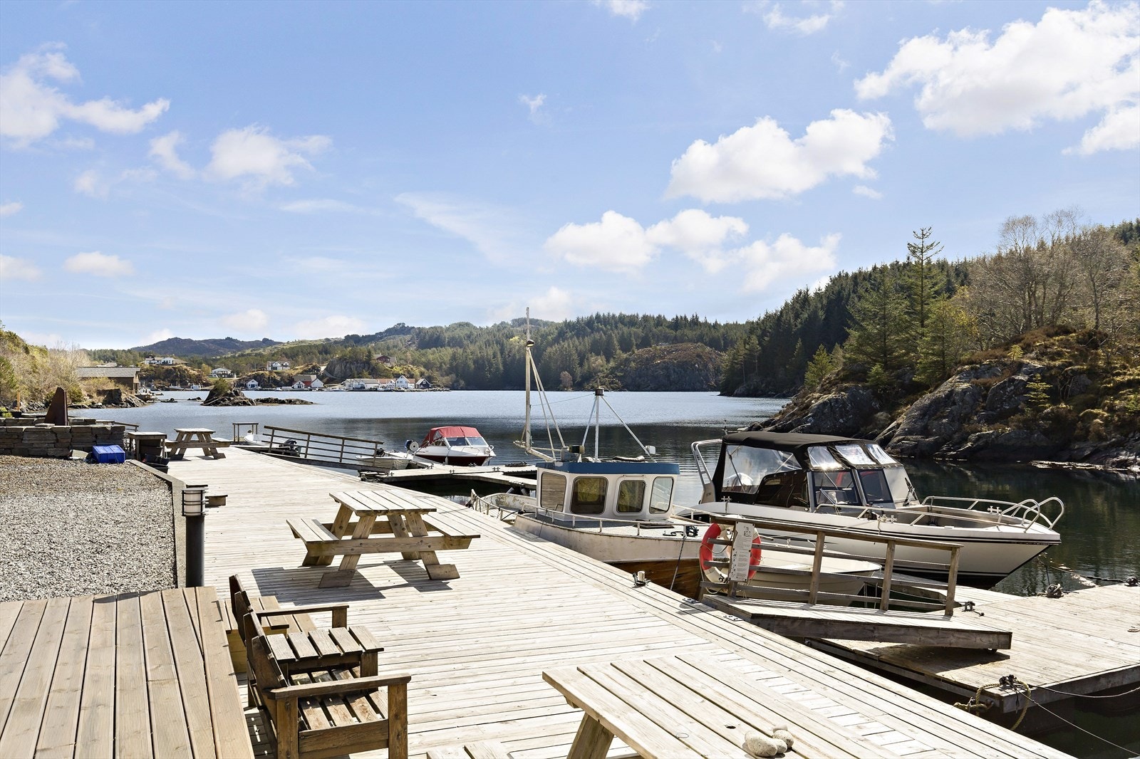 Tomten ligger innerst i en lun vik. Galleribilde