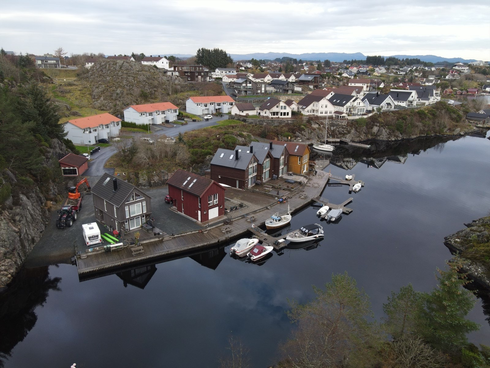 Tomta ligger i et idyllisk område med fin skjærgård. Galleribilde