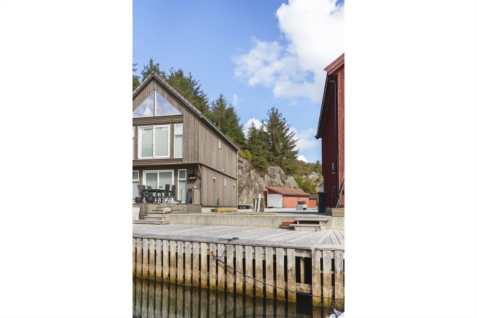 Tomt sett fra sjø. Galleribilde