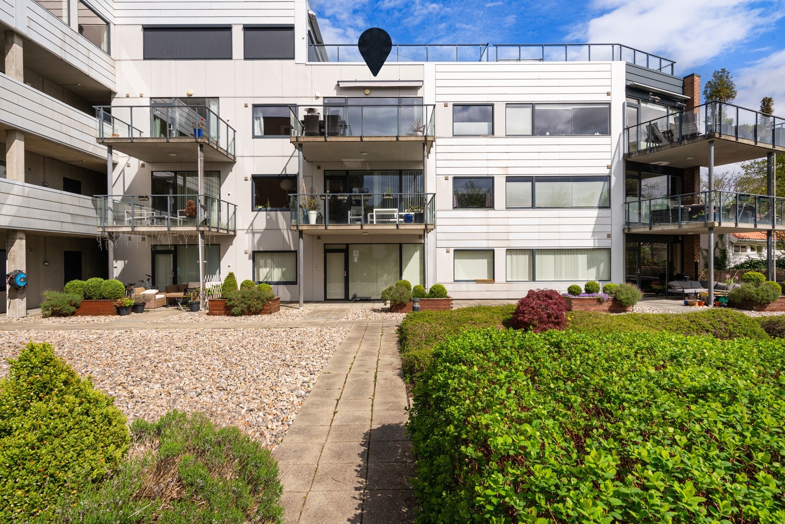 Romslig balkong med gode solforhold. Galleribilde