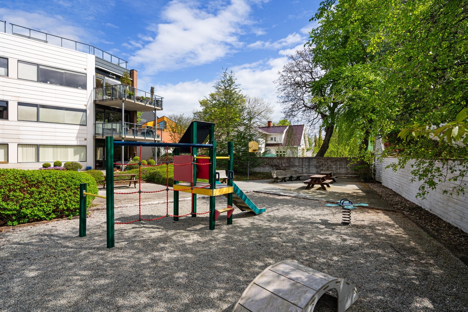 Bygningen har en attraktiv fasade og ligger i et rolig og barnevennlig område, med nærhet til lekeplasser, grønne områder, skoler og butikker. Galleribilde