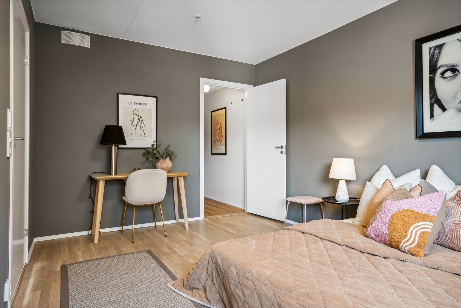 Adkomst fra soverom til praktisk innvendig bod som benyttes av selger til garderobe Galleribilde