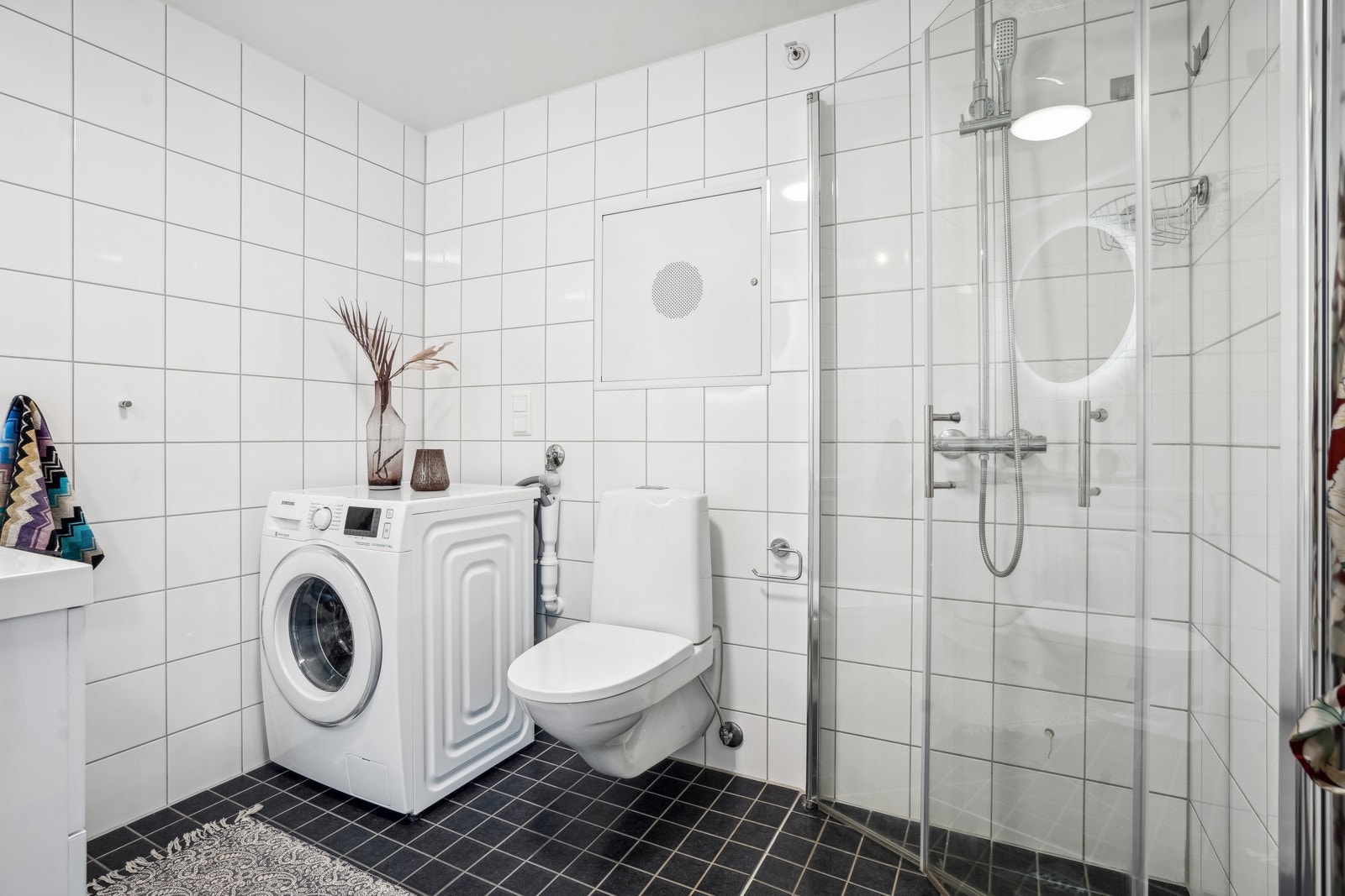 Flislagt bad med gulvvarme. Opplegg for vaskemaskin. Veggmontert dusjarmatur med hånddusj og regndusj Galleribilde