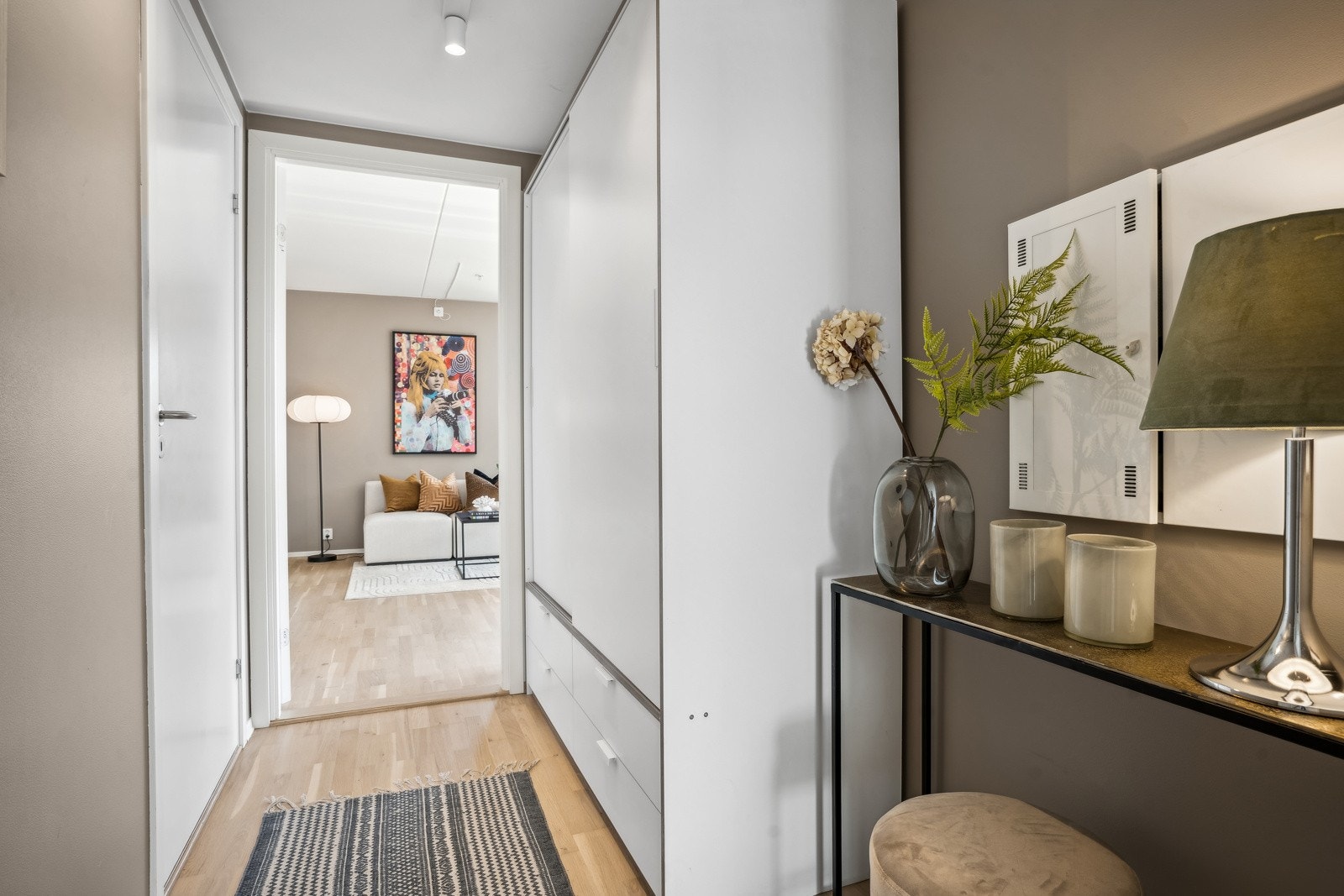 Entré med garderobeskap Galleribilde