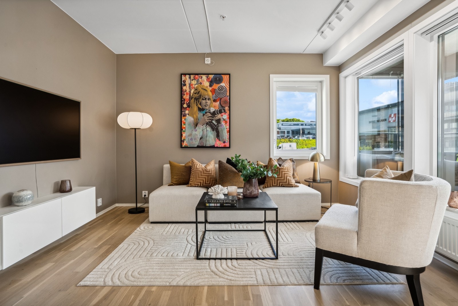 Stue med god plass til sofagruppe og TV møblement Galleribilde