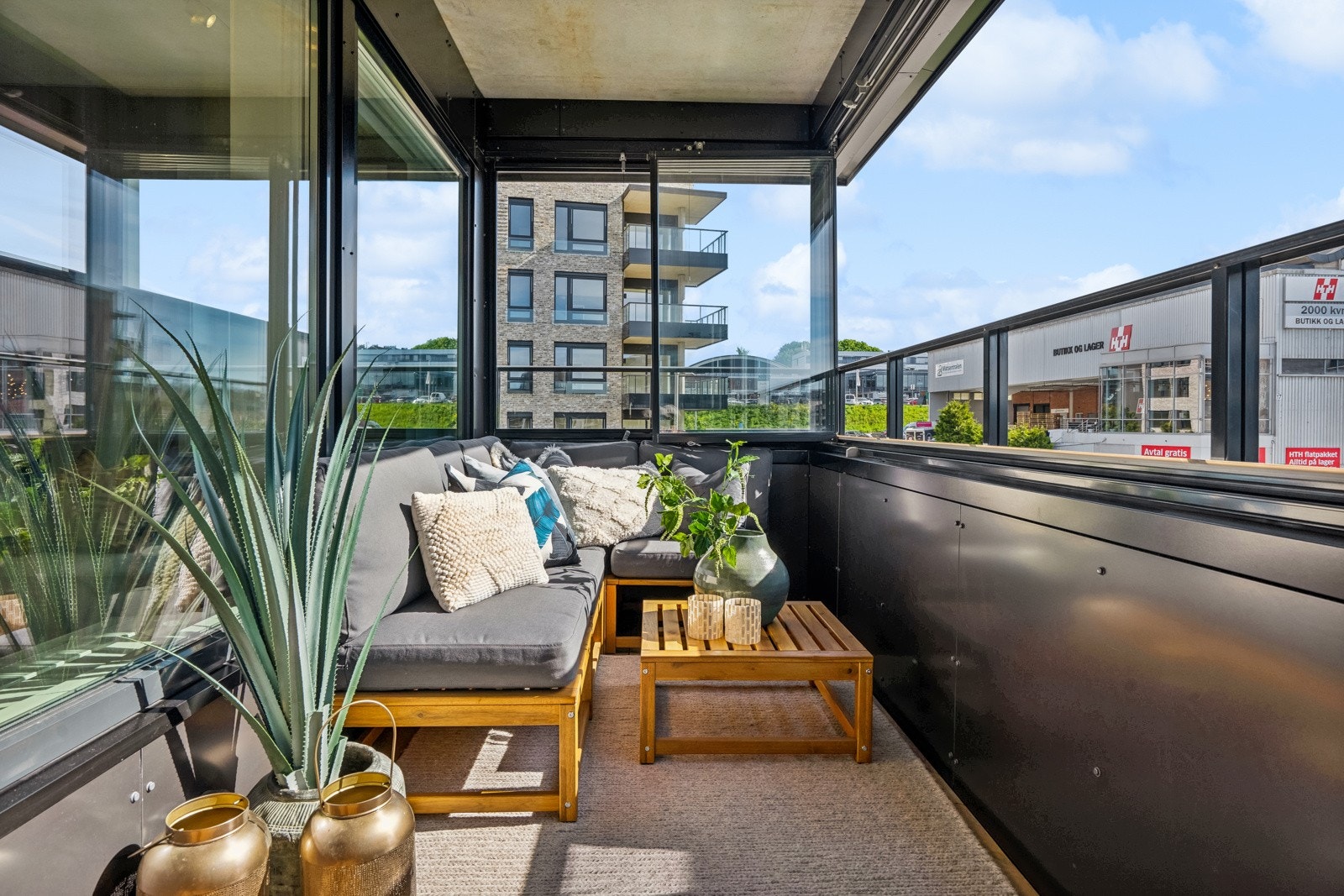 Balkongen har innglassing så man kan velge om man vil ha åpen eller lukket balkong Galleribilde