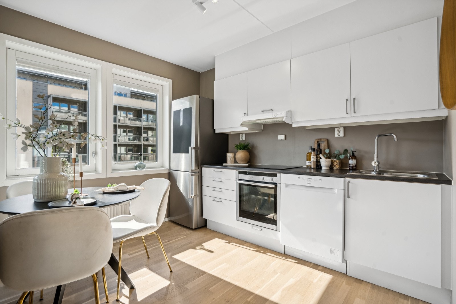 Frittstående kjøleskap med fryser og oppvaskmaskin. Integrert stekeovn og induksjonstopp medfølger Galleribilde