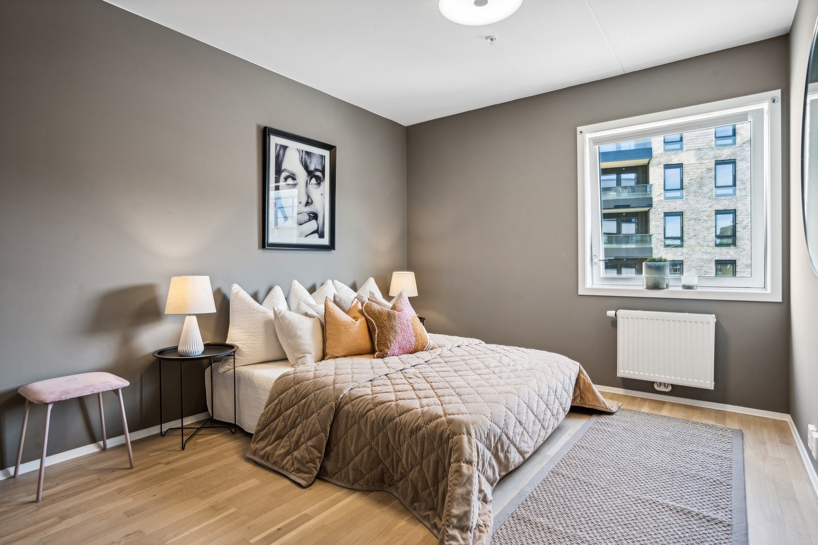 Soverom med god plass til dobbeltseng mm Galleribilde