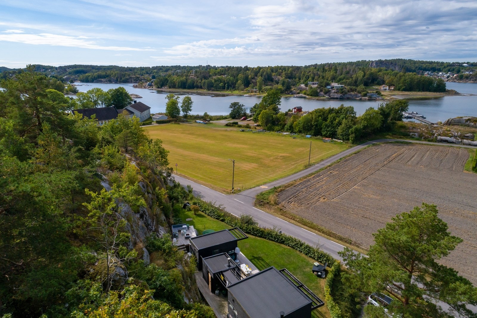 Hytta ligger godt i terrenget og skjermet for en del vind Galleribilde